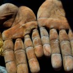 የሚሠሩ እጆች Tough Hands